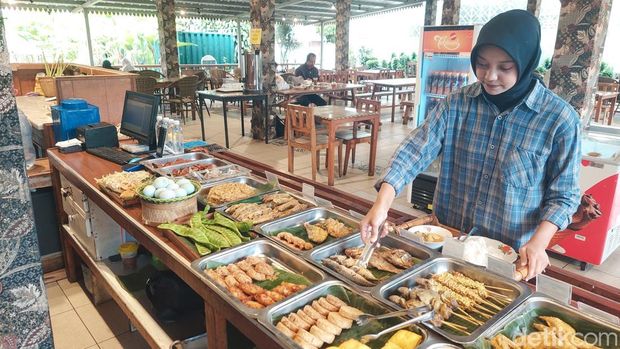 menikmati sayur lodeh di Warung Lodeh Lembang