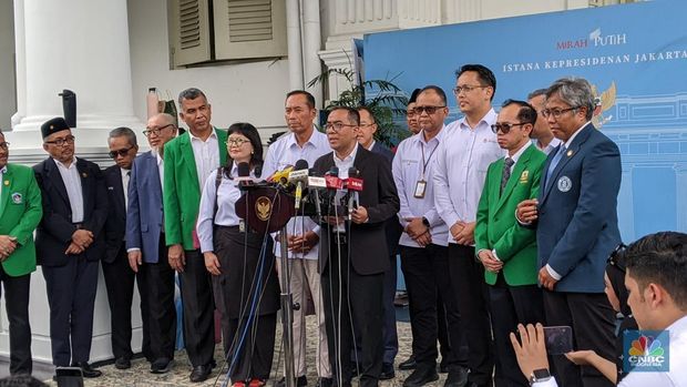 Menteri Pendidikan Tinggi, Sains, dan Teknologi Brian Yuliarto, usai pertemuan antara 1.200 petinggi universitas dengan Presiden Prabowo Subianto, di Istana Negara, Kamis (15/1/2026). (CNBC Indonesia/Emir Yanwardhana)
