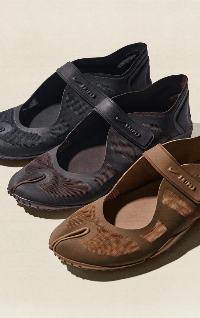 Nike dan SKIMS milik Kim Kardashian berkolaborasi menciptakan NikeSkims Rift sepatu lari dengan desain ujung kaki terbelah (tabi toe). Air Rift versi Nike x SKIMS memadukan satu strap di bagian tengah kaki dan midsole minimalis yang terinspirasi dari barefoot running. Sayangnya, respons terhadap sepatu baru ini tak semuanya positif. Ada yang menyebutnya mirip kaki iblis. Foto: Dok. Nike