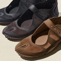 Nike dan SKIMS milik Kim Kardashian berkolaborasi menciptakan NikeSkims Rift sepatu lari dengan desain ujung kaki terbelah (tabi toe). Air Rift versi Nike x SKIMS memadukan satu strap di bagian tengah kaki dan midsole minimalis yang terinspirasi dari barefoot running. Sayangnya, respons terhadap sepatu baru ini tak semuanya positif. Ada yang menyebutnya mirip kaki iblis. Foto: Dok. Nike