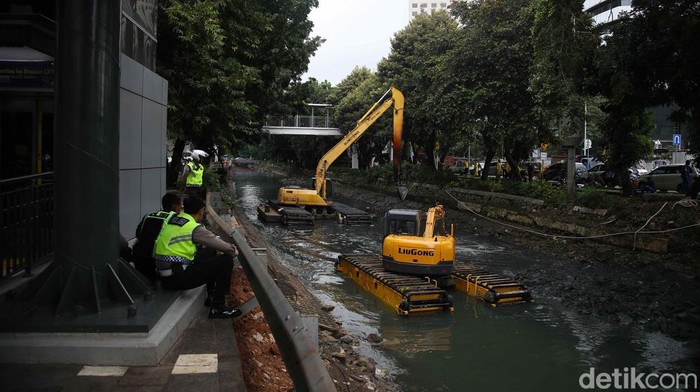 Petugas Dinas Sumber Daya Air (SDA) DKI Jakarta melakukan pengerukan sedimentasi di bantaran sungai Setiabudi, Jakarta Pusat, Kamis (15/1/2026), sebagai bagian dari pengendalian banjir.
