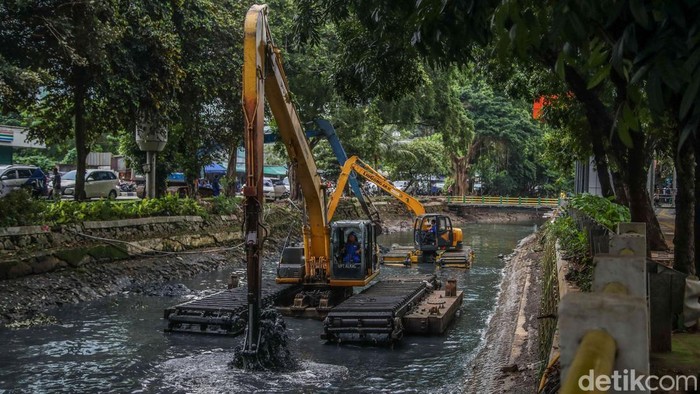Antisipasi Banjir, Pemprov DKI Bakal Masif Keruk Sungai hingga Saluran Air