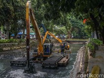 Antisipasi Banjir, Pemprov DKI Bakal Masif Keruk Sungai hingga Saluran Air
