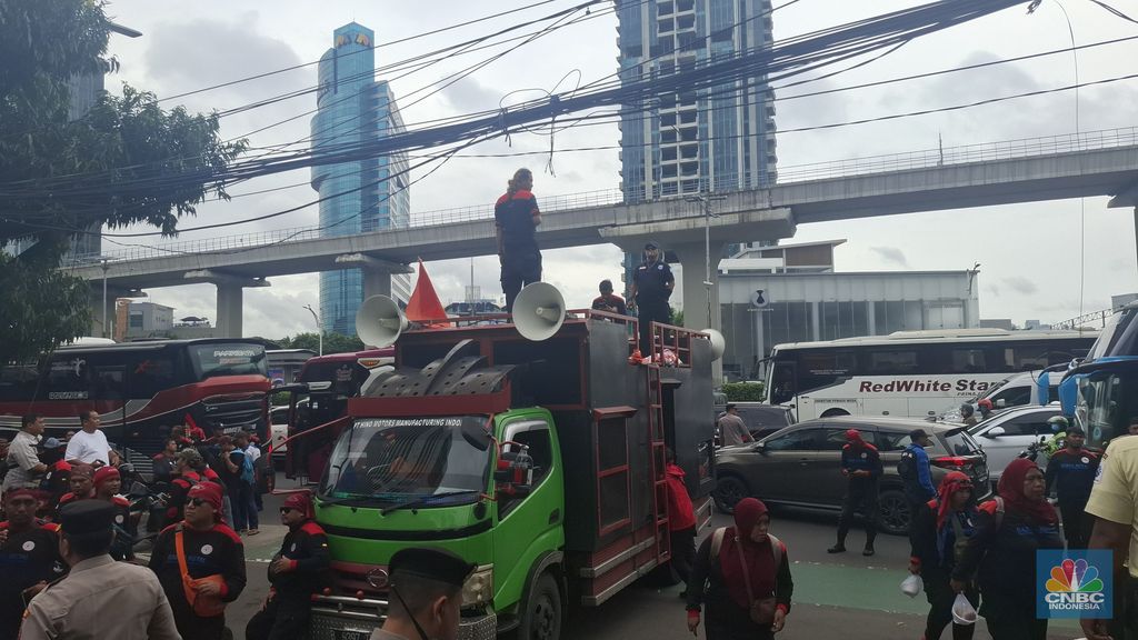 Para buruh tiba di depan kantor Kementerian Ketenagakerjaan (Kemnaker) dari DPR RI untuk melanjutkan aksi demo, Kamis (15/1/2026). (CNBC Indonesia/Chandra Dwi Pranata)