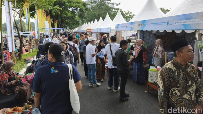 Para pengunjung membanjiri stan UMKM di lapangan Desa Butuh, Kecamatan Mojosongo, Boyolali, pada acara Puncak Peringatan Hari Desa Nasional 2026.