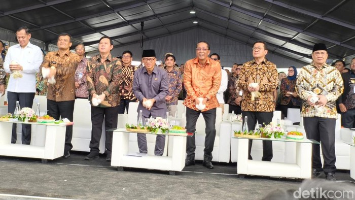 Menteri Desa dan Pembangunan Daerah Tertinggal (Mendes PDT), Yandri Susanto, bersama para jajaran menteri, wamen, dan undangan lainnya melepas sejumlah ekor merpati sebagai puncak Deklarasi Boyolali, Kamis (15/1/2026).