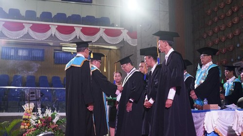 Pengukuhan tiga guru besar dalam Sidang Terbuka Senat Undiksha, Kamis (15/1/2026). (Dok. Undiksha)