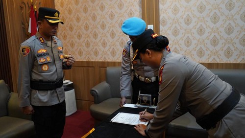 Penyerahan jabatan Wakapolres Gianyar oleh Kompol Putu Diah Kurniawandari di ruang tamu Kapolres Gianyar, Kamis (15/1/2026). (Foto: Dok. Polres Gianyar)