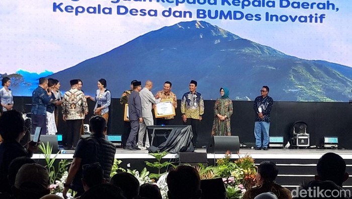 Bupati Boyolali terima penghargaan dalam Hari Desa Nasional 2026.