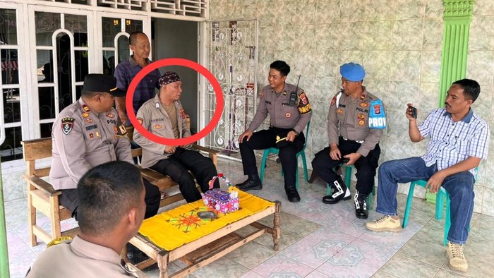 Penyitaan atribut Polri yang dikenakan pria di Tulang Bawang Barat