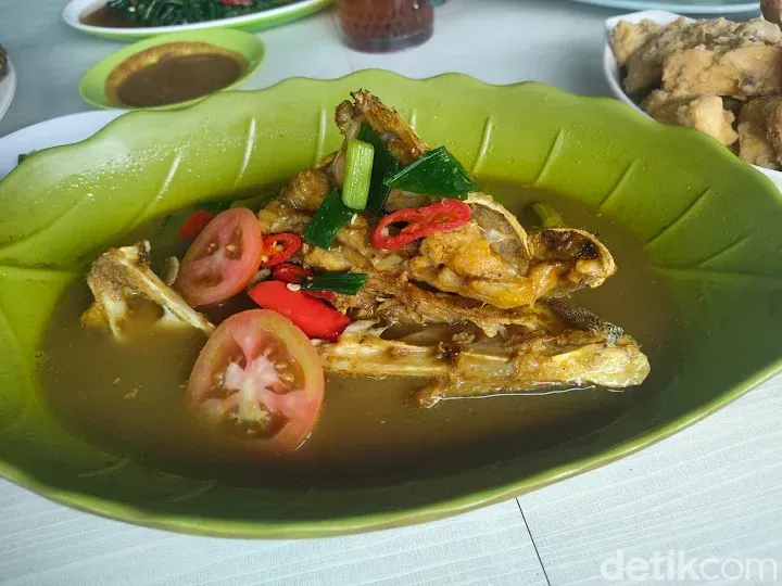 Pindang Gombyang kepala ikan manyung kuliner khas Indramayu.