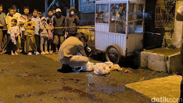 Polisi memeriksa temuan janin di Cipedes Tasikmalaya.