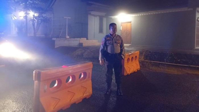 Polisi saat melakukan penutupan jalan di simpang empat Terong, Dlingo menuju ke jalur Cinomati.