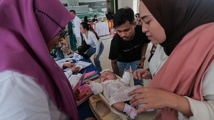 Petugas menimbang berat badan anak balita di Posyandu Integrasi Layanan Primer (ILP) Matabubu, Kendari, Sulawesi Tenggara, Kamis (15/1/2026). Dinas Kesehatan Kota Kendari telah mempunyai 226 titik posyandu Integrasi Layanan Primer yang tersebar di 65 kelurahan di wilayah itu dengan empat pelayanan utama yakni penyuluhan, deteksi dini, imunisasi dan pemberian suplemen yang menyasar bayi hingga lansia. ANTARA FOTO/Andry Denisah/nym.
