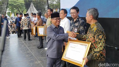 Momen Mendes Yandri Serahkan Sederet Penghargaan di Hari Desa Nasional