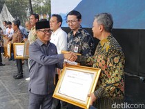 Momen Mendes Yandri Serahkan Sederet Penghargaan di Hari Desa Nasional