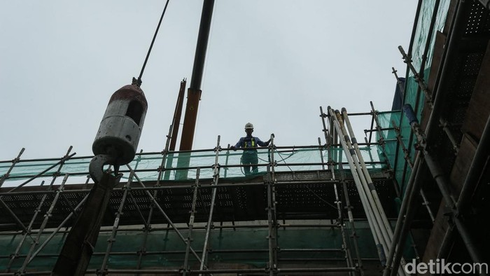 Pekerja menyelesaikan pekerjaan di proyek MRT Fase 2A CP 201 di Jakarta, Kamis (15/1/2026). Pembangunan konstruksi fase 2A per Desember 2025 telah melampaui target akhir tahun 2025. Pada akhir Desember lalu, perkembangannya telah mencapai 55,89 persen.