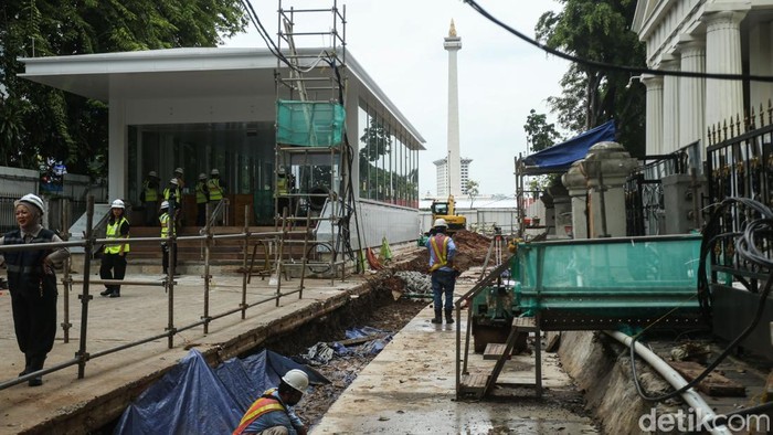 Pekerja menyelesaikan pekerjaan di proyek MRT Fase 2A CP 201 di Jakarta, Kamis (15/1/2026). Pembangunan konstruksi fase 2A per Desember 2025 telah melampaui target akhir tahun 2025. Pada akhir Desember lalu, perkembangannya telah mencapai 55,89 persen.