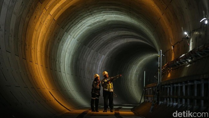 Pekerja menyelesaikan pekerjaan di proyek MRT Fase 2A CP 201 di Jakarta, Kamis (15/1/2026). Pembangunan konstruksi fase 2A per Desember 2025 telah melampaui target akhir tahun 2025. Pada akhir Desember lalu, perkembangannya telah mencapai 55,89 persen.