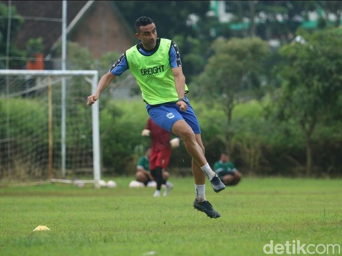 Bek PSIS, Otavio Dutra, dalam sesi latihan di Lapangan Pongangan, Semarang, Kamis (15/1/2026).