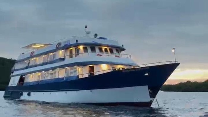 Kapal Pesiar Karam Tabrak Terumbu Karang Raja Ampat