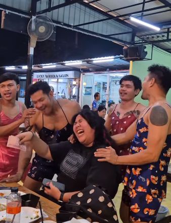 Restoran kontroversional 4 Kisah Pelayan Restoran Tuai Kontroversi, Terlalu Sexy hingga Galak