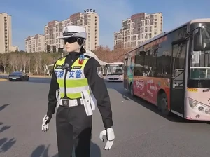 China Turunkan Robot Untuk Atur Lalu Lintas Selama Liburan