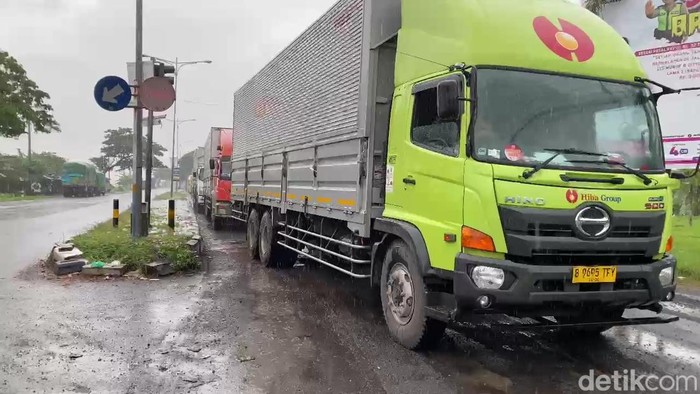 Ruas jalan Pantura Pati tepatnya Desa Widorokandang Kecamatan Pati Kota yang kebanjiran, Kamis (15/1/2026). Tampak banyak kendaraan mengantre.
