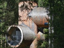 Unik Banget! Ada Rumah Pohon Bentuknya Kayak Pipa Air