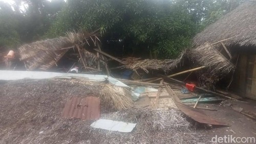 Rumah roboh disapu angin kencang di Flores Timur, NTT, Kamis (15/1/2026).
