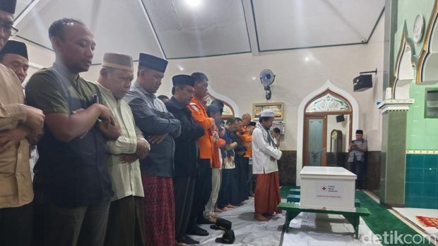 Salah Jenazah Syafiq Ali Jenazah Syafiq Ridhan Ali Razan (18) disalatkan di Masjid Baiturrosyidin Perum Depkes Kota Magelang, Kamis (15/1/2026).
