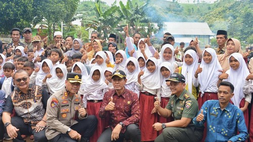 Wabup Bima, Irfan, bersama siswa SDN 2 Ntonggu, Kecamatan Palibelo, Kabupaten Bima, NTB seusai pembukaan penyegelan sekolah, Kamis, (15/1/2026). (Dok. Pemkab Bima)