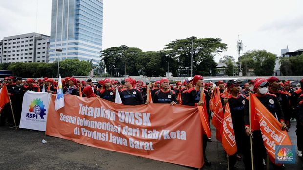 Sejumlah elemen buruh mulai memadati area depan DPR/MPR menjelang demonstrasi yang menuntut UMP dan pengesahan RUU Ketenagakerjaan di Jakarta, Kamis (15/1/2026). (CNBC Indonesia/Tri Susilo)
