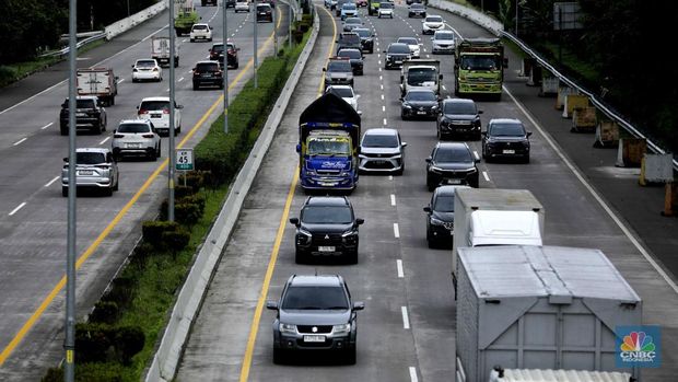 Sejumlah kendaraan yang didominasi kendaraan pribadi melintasi Jalan Tol Cijago (Cinere–Jagorawi), Depok, Jawa Barat, pada Kamis (15/1/2026). (CNBC Indonesia/Tri Susilo)