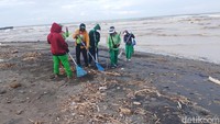 Traveler Perhatikan! MUI Sebut Buang Sampah ke Sungai, Danau, dan Laut Hukumnya Haram