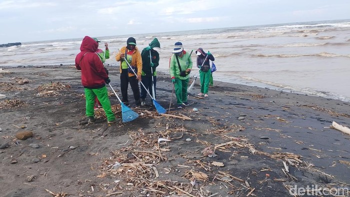 Sejumlah petugas membersihkan sampah kiriman di Pantai Cemagi, Kecamatan Mengwi, Badung, Bali, Kamis (15/1/2026). (Foto: Agus Eka/detikBali)