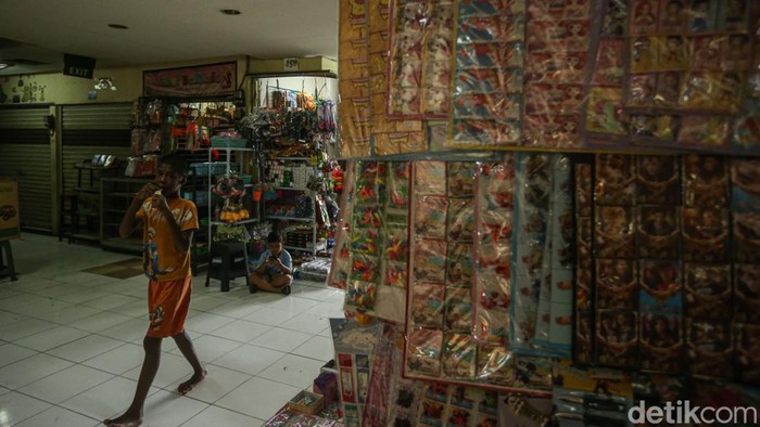 Anak-anak bermain di lorong Pasar Gembrong Baru, Jakarta, Kamis (15/1/2026), di tengah deretan kios yang sebagian besar telah tutup.