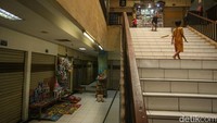 Anak-anak bermain di lorong Pasar Gembrong Baru, Jakarta, Kamis (15/1/2026), di tengah deretan kios yang sebagian besar telah tutup.