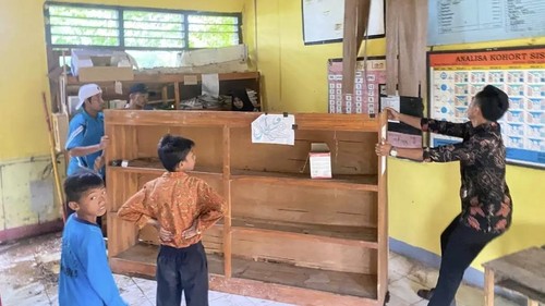 Siswa dan guru SDN Sukamaju, Kecamatan Wera, Kabupaten Bima, NTB, membersihkan ruang kelas yang rusak parah dan ambruk diterjang angin kencang, Kamis (15/1/2026). (Dok. SDN Sukamaju)