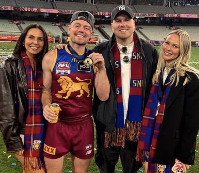 Foto yang kini telah dihapus itu memperlihatkan posisi yang dinilai tidak wajar. Tess berpose di samping Lachie dengan tangan menyentuh pundaknya, sementara sang suami berada di sisi lain, begitu pula Jules, seolah menunjukkan posisi yang saling bertukar pasangan. Foto: dok. Instagram