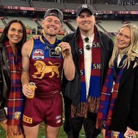 Foto yang kini telah dihapus itu memperlihatkan posisi yang dinilai tidak wajar. Tess berpose di samping Lachie dengan tangan menyentuh pundaknya, sementara sang suami berada di sisi lain, begitu pula Jules, seolah menunjukkan posisi yang saling bertukar pasangan. Foto: dok. Instagram