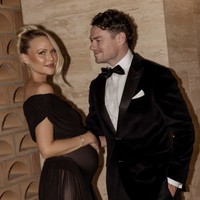 Beberapa bulan kemudian, keharmonisan itu runtuh. Lachie Neale dilaporkan tertangkap berada dalam situasi tidak pantas di dalam mobil bersama Tess Crosley. Bagi Jules, ini menjadi pengkhianatan ganda dari suami dan sahabat. Foto: dok. Instagram