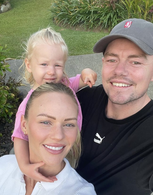 Karier atlet 32 tahun itu pun melesat. Ia meraih gelar Pemain Terbaik AFL dan membangun keluarga dengan dua anak, Piper dan Freddie. Media sosial Jules dipenuhi potret kebersamaan mereka, menguatkan citra keluarga atlet yang hangat dan solid. Foto: dok. Instagram