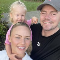 Karier atlet 32 tahun itu pun melesat. Ia meraih gelar Pemain Terbaik AFL dan membangun keluarga dengan dua anak, Piper dan Freddie. Media sosial Jules dipenuhi potret kebersamaan mereka, menguatkan citra keluarga atlet yang hangat dan solid. Foto: dok. Instagram