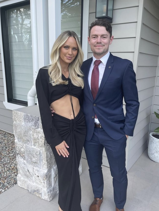 Keduanya tumbuh besar di Perth dan saling mengenal sejak remaja. Setelah kembali dipertemukan, mereka bertunangan pada 2017 dan menikah setahun kemudian. Saat Lachie pindah dari Fremantle ke Brisbane Lions pada 2019, Jules rela meninggalkan keluarga dan bisnis salon rambutnya demi mendukung sang suami. Foto: dok. Instagram