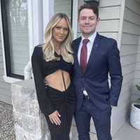 Keduanya tumbuh besar di Perth dan saling mengenal sejak remaja. Setelah kembali dipertemukan, mereka bertunangan pada 2017 dan menikah setahun kemudian. Saat Lachie pindah dari Fremantle ke Brisbane Lions pada 2019, Jules rela meninggalkan keluarga dan bisnis salon rambutnya demi mendukung sang suami. Foto: dok. Instagram