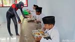 Spiderman Bagikan MBG dan Hibur Anak-anak di Lumajang