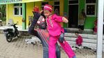 Spiderman Bagikan MBG dan Hibur Anak-anak di Lumajang