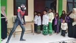Spiderman Bagikan MBG dan Hibur Anak-anak di Lumajang