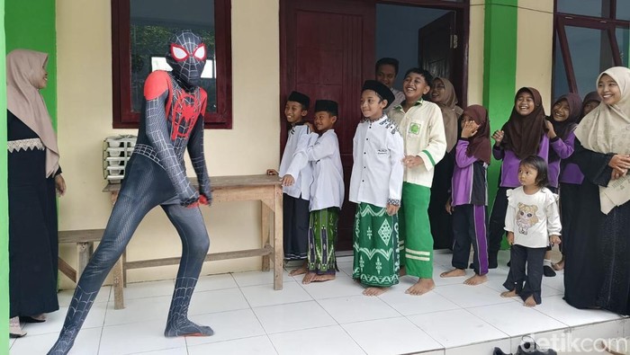 Spiderman Hibur dan Bagikan Makan Bergizi Gratis di Lumajang